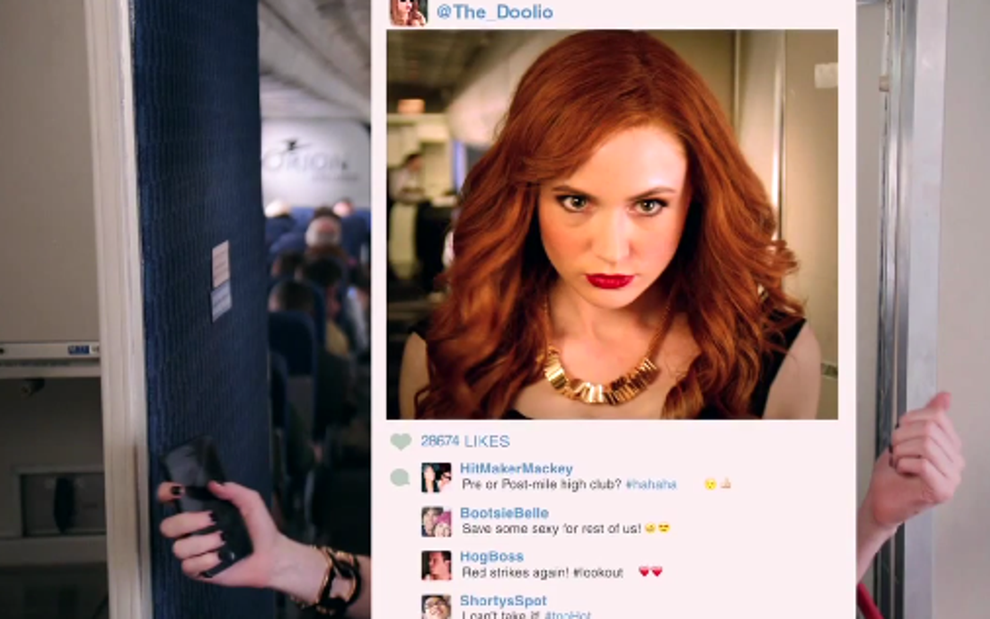 A atriz Karen Gillan como Eliza Dooley na série Selfie, em uma sobreposição a sua página no Instagram  - Reprodução/ABC