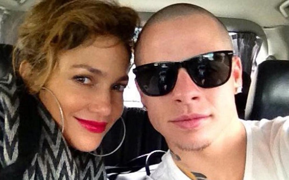 A cantora Jennifer Lopez e o ex-namorado, Casper Smart; dançarino compra casa por R$ 1,6 milhão - Reprodução/Facebook