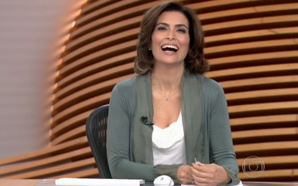 A apresentadora Giuliana Morrone ri após notícia trágica no Bom dia Brasil de segunda-feira (25) - Reprodução/TV Globo