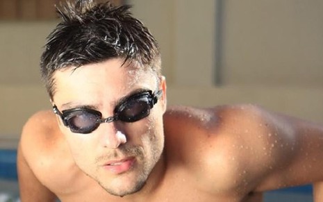 Guilherme Leicam se prepara para viver o nadador Gustavo, vilão da novela Alto Astral, de Daniel Ortiz - Divulgação/TV Globo