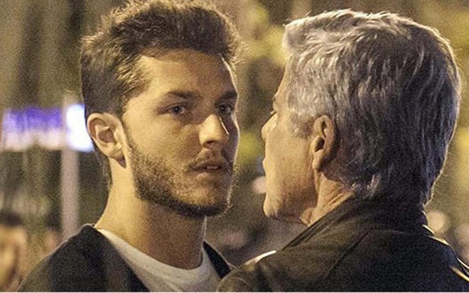 Klebber Toledo e José Mayer em cena de Império em que seus personagens são flagrados em beijo - Reprodução/TV Globo