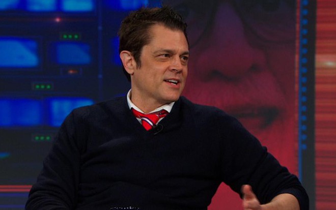 O comediante Johnny Knoxville em entrevista para Jon Stewart no programa The Daily Show - Divulgação/Comedy Central