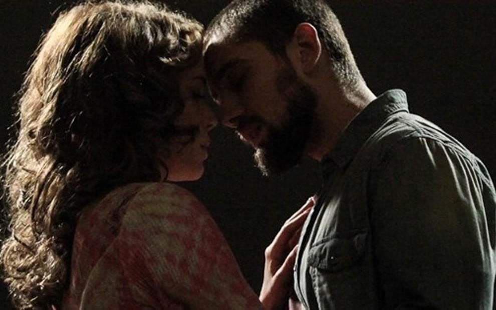 Leandra Leal (Cristina) contracena com Rafael Cardoso (Vicente) na novela Império, da Globo - CAMILA CAMACHO/TV GLOBO