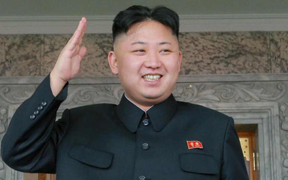 O ditador norte-coreano Kim Jong-un recebe saudação de seus compatriotas em desfile militar - Divulgação/KCNA