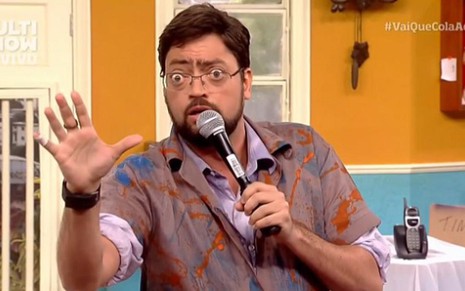 O humorista Fernando Caruso, que abriu o Vai que Cola fazendo piada com a Record - Reprodução/Multishow