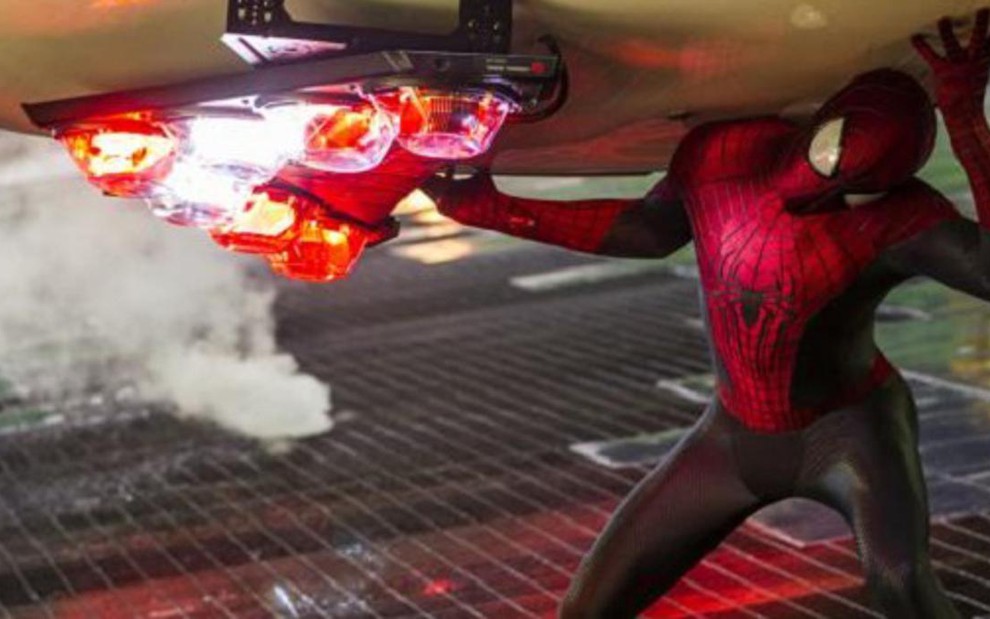 Homem-Aranha (Andrew Garfield) entra o vilão Electro (Jamie Foxx) no segundo filme da saga - Divulgação/Sony Pictures