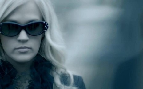 A cantora Carrie Underwood em cena do videoclipe da canção Two Black Cadillacs - Reprodução/YouTube