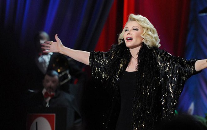 A comediante Joan Rivers em apresentação do seu show de stand-up Joan Rivers: Não Comece Comigo - Divulgação/Showtime