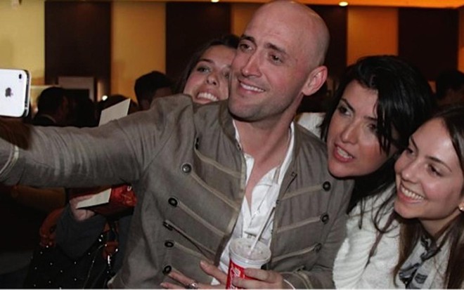 O comediante Paulo Gustavo faz selfie com fãs em pré-estreia do filme Os Homens São de Marte, em maio - AgNews