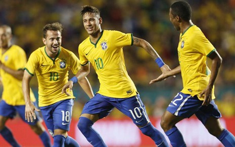 Éverton Ribeiro, Neymar e Elias comemoram gol do Brasil em amistoso contra a Colômbia, na sexta (5) - Rafael Ribeiro/CBF