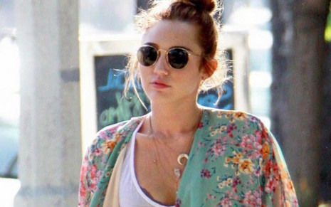 A cantora americana Miley Cyrus é uma das adeptas da tendência do novo quimono - Reprodução