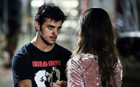 Cobra (Felipe Simas) e Jade (Anaju Dorigon) divulgam book de Bianca (Bruna Hamú) sem sua autorização - Camila Camacho/TV Globo