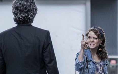 Leandra Leal (Cristina) em cena com Alexandre Nero (José Alfredo, de costas) na novela Império, da Globo - Divulgação/TV Globo