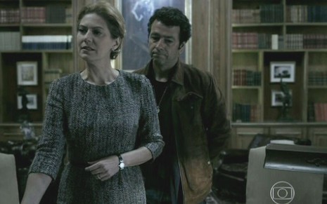 Patrícia Pillar e Marcos Palmeira em cena de O Rebu; novela foi ao ar depois da meia-noite nesta terça (9) - Reprodução/TV Globo