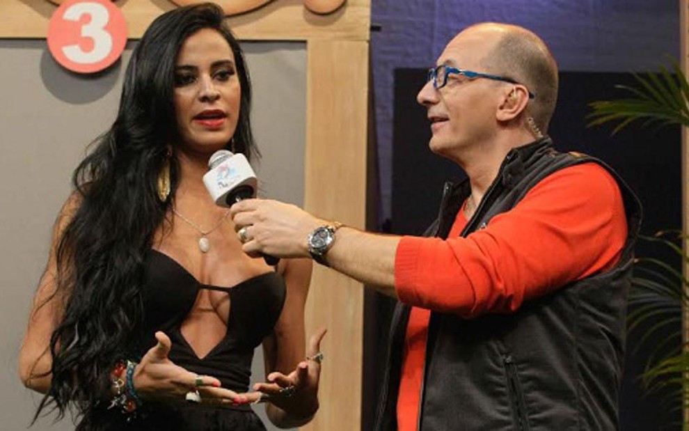 A modelo Lorena Bueri e o apresentador Britto Jr. durante apresentação à imprensa de A Fazenda 7 - AgNews
