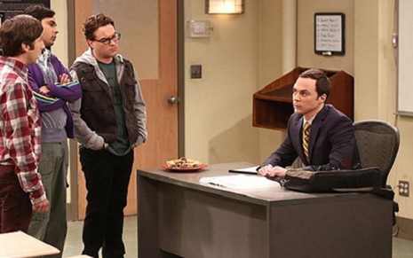 Sheldon (à direira) vira professor no segundo episódio da nova temporada de The Big Bang Theory - Divulgação/CBS