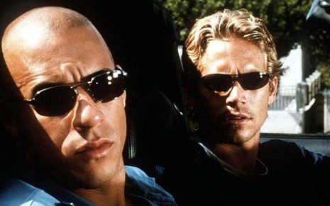 Os atores Vin Diesel (à esquerda) e Paul Walker (à direita) em cena do filme Velozes e Furiosos, de 2001 - Divulgação/Universal