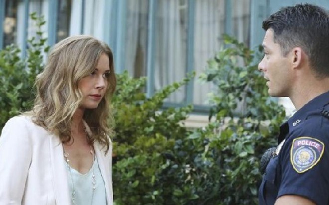 A atriz Emily VanCamp (Emily Thorne) ao lado de Brian Hallisay (Ben Hunter) em cena de Revenge - Divulgação/ABC