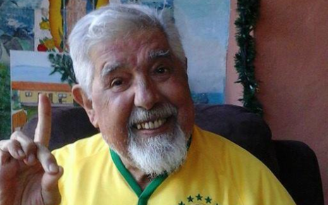 Rubén Aguirre, o Professor Girafales, veste camisa da seleção brasileira, em 2013, no México - Reprodução/Facebook