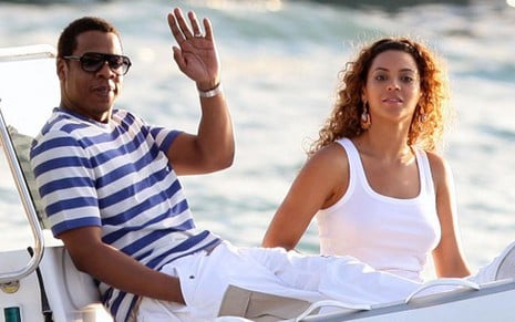 Jay-Z e Beyoncé passeiam em lancha; casal quer residência com vaga para 16 carros na garagem - Divulgação 