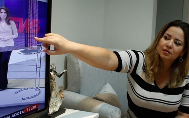A blogueira Sheylla Nunes mostra defeito em televisor com menos de dois anos de uso - Dri Spacca/Notícias da TV