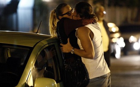 Letícia Birkheur (Érika) e Rômulo Neto (Robertão) se beijam em cena da novela Império, da Globo  - Divulgação/TV Globo