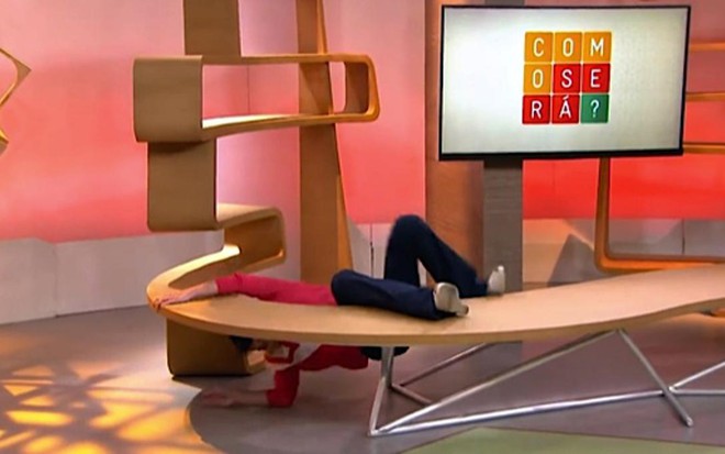 Dublê de Sandra Annenberg cai no cenário do programa Como Será? exibido no sábado (20) - Reprodução/TV Globo
