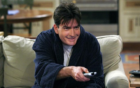 O ator Charlie Sheen como o milionário Charlie Harper em episódio da série Two and a Half Men - Divulgação/CBS