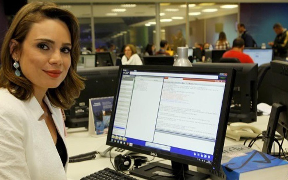 Rachel Sheherazade na redação de jornalismo do SBT; âncora considera 'absurda' ação do MP contra rede - Divulgação/SBT