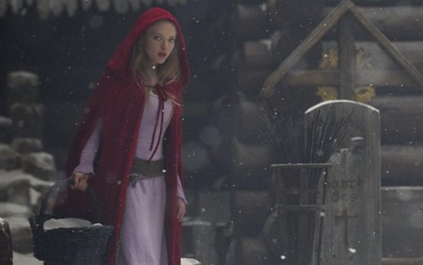 Amanda Seyfried interpreta Valerie, a Chapeuzinho Vermelho do filme A Garota da Capa Vermelha (2011) - Divulgação/TNT