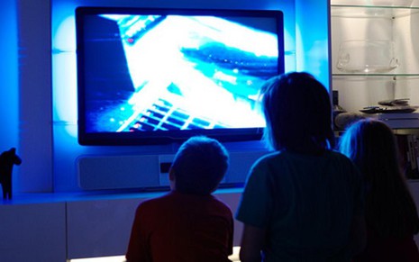 Crianças em frente à TV; é possível melhorar a imagem do televisor usando apenas o controle remoto - Reprodução