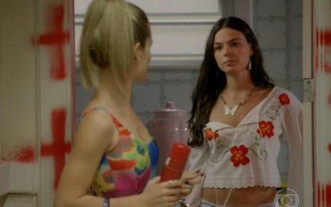 Bianca Bin (Vitória) em cena com Isis Valverde (Sandra) na novela Boogie Oogie, da TV Globo - Reprodução/TV Globo