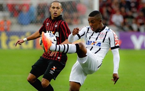 Malcom, revelação da base do Corinthians, disputa lance com jogador do Atlético-PR em partida ontem - Rodrigo Coca/Agência Corinthians