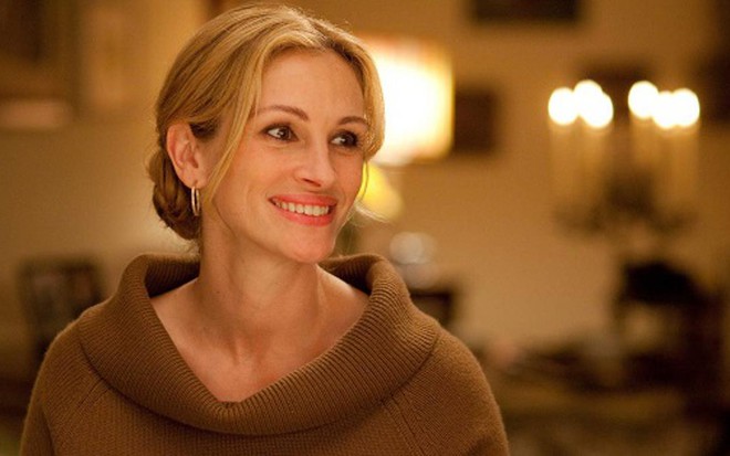 A atriz Julia Roberts como Elizabeth Gilbert na sala de jantar da casa do filme Comer, Rezar, Amar - Divulgação/Columbia Pictures