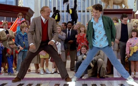 Os atores Robert Loggia e Tom Hanks tocam teclado com os pés em cena do filme Quero Ser Grande - Divulgação/Fox