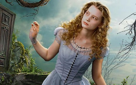 A atriz Mia Wasikowska, protagonista de Alice no País das Maravilhas (2010); filme será exibido pelo TNT - Divulgação/Disney