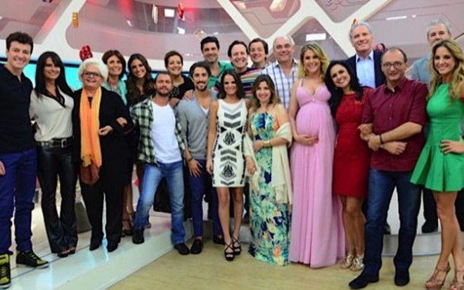 Jornalistas, apresentadores e atores da Record na gravação do amigo secreto do Hoje Em Dia em 2013 - Divulgação/Record