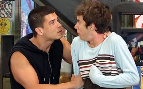 Duca (Arthur Aguiar) descobre que Bianca (Bruna Hamú) deu dinheiro para CD de Pedro (Rafael Vitti) - Reprodução/TV Globo
