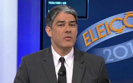 William Bonner apresenta cobertura das eleições na Globo; ao fundo, telão com defeito - Reprodução/TV Globo