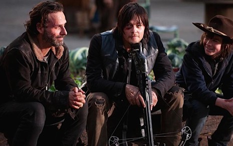 Os atores Andrew Lincoln, Norman Reedus e Chandler Riggs em cena da quinta temporada de The Walking Dead - Divulgação/AMC