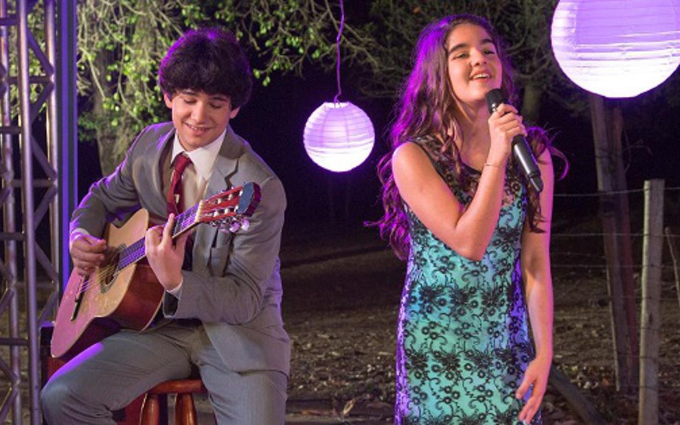 Rafael Gevu e Maitê Padilha em cena de Gaby Estrella, novela infantil indicada ao Emmy Kids - Juliana Coutinho/Gloob