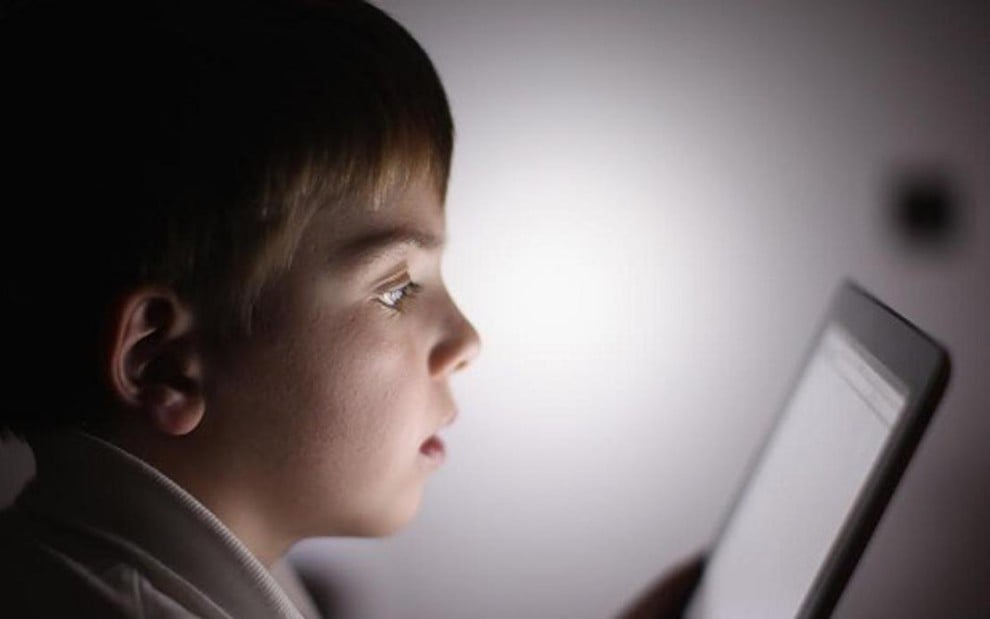 Criança vê tablet; especialista alerta que pais devem controlar o uso de eletrônicos pelos filhos - Reprodução