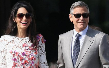 George Clooney ao lado da mulher, Amal Alamuddin; ator cobiça mansão na Inglaterra por R$ 38 milhões - Reprodução
