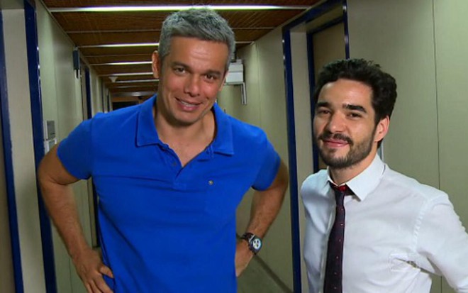 Otaviano Costa apresenta o Vídeo Show ao lado de Caio Blat em corredor do Projac - Reprodução/TV Globo