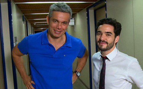 Otaviano Costa apresenta o Vídeo Show ao lado de Caio Blat em corredor do Projac - Reprodução/TV Globo