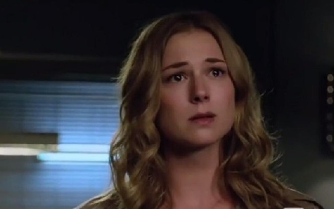 Emily Thorne, interpretada por Emily VanCamp, olha para o pai, David Clarke, na delegacia - Reprodução/ABC