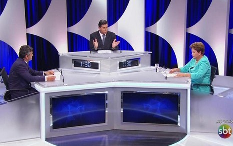 Aécio Neves, o jornalista Carlos Nascimento e Dilma Rousseff em debate no SBT, nesta quinta (16) - Reprodução/SBT