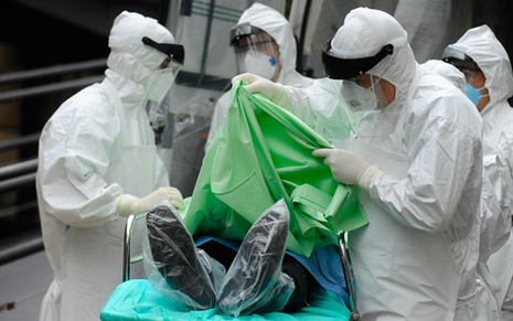 Enfermeiros preparam transferência de primeiro paciente com suspeita de ter vírus ebola no Brasil - Divulgação/EBC