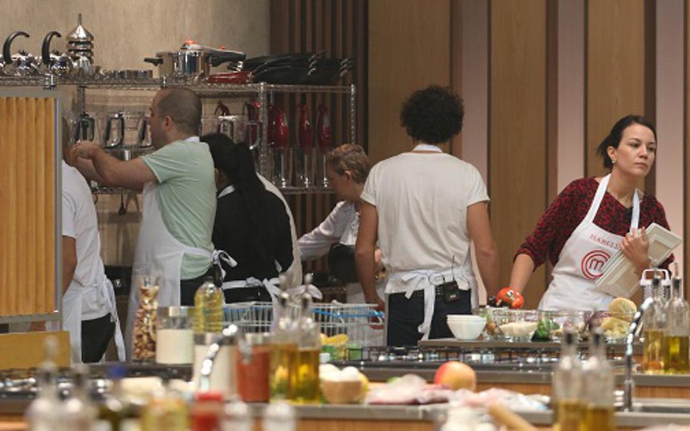 Participantes do reality show MasterChef manipulam utensílios de cozinha; parte do material sumiu - Divulgação/Band