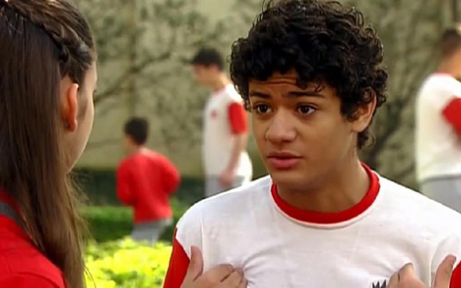 Mosca (Gabriel Santana) imagina que está casado com Mili (Giovanna Grigio) e precisa arrumar emprego - Reprodução/SBT